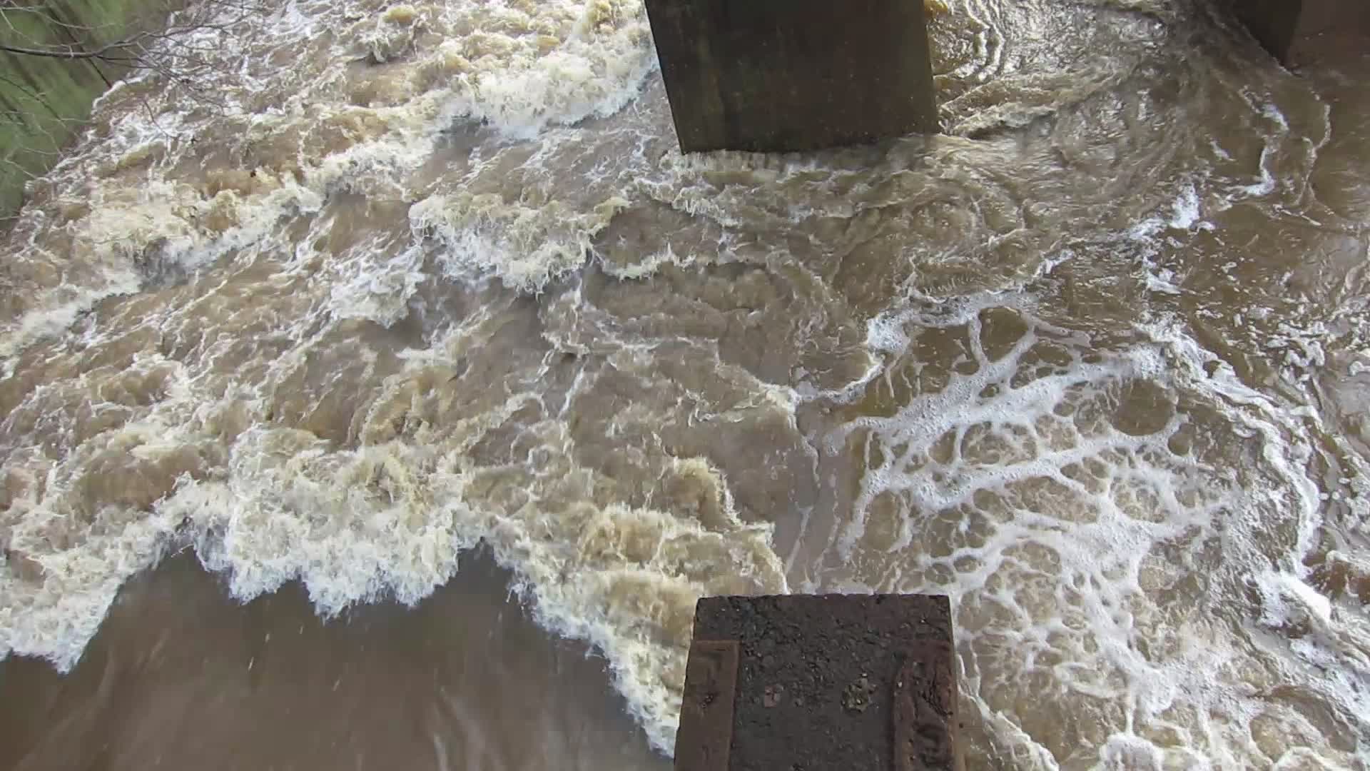 Pipeline Walk - rushing waters (video)